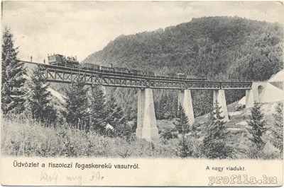 Parný vlak prechádza viaduktom