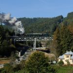 Mimoriadny vlak prechádza cez viadukt / Der Sonderzug über die große Talbrücke bei Tisovec Banovo