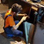 Práce na čistení a údržbe plechov z kotla rušňa